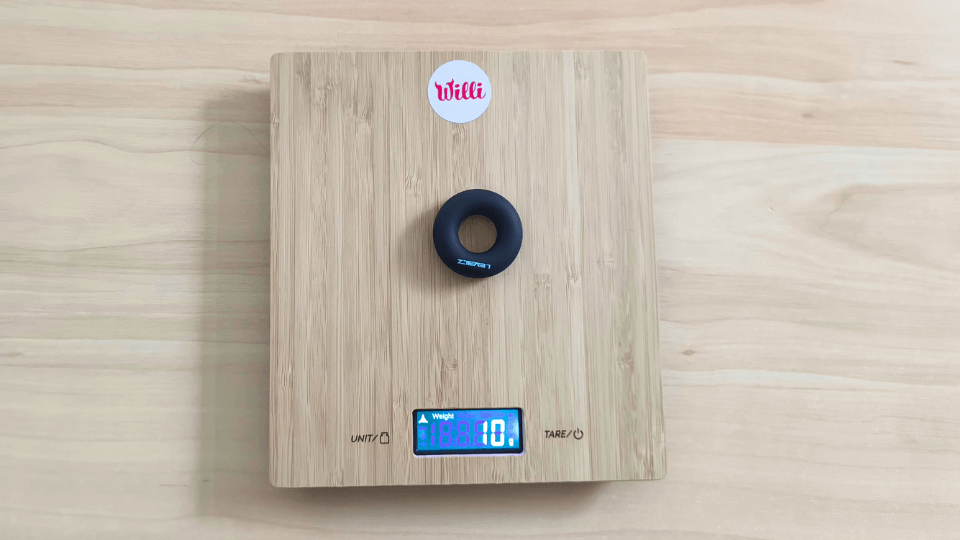 Na obrázku je erekční kroužek ze silikonu na stolní váze. Hmotnost kroužku je 10 gramů