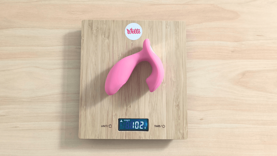 Na obrázku je vibrátor od značky ToyJoy na kuchyňské váze. Naměřená hmotnost vibrátoru je 102g.
