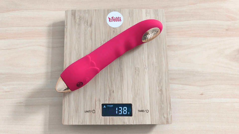 Na obrázku je vibrátor s funkcí sprchy na váze. Hmotnost vibrátoru je 138g.